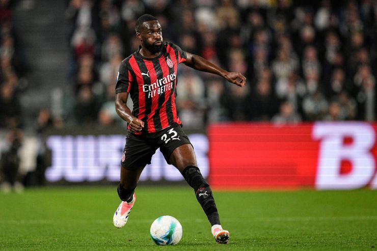 Tomori con la maglia del Milan