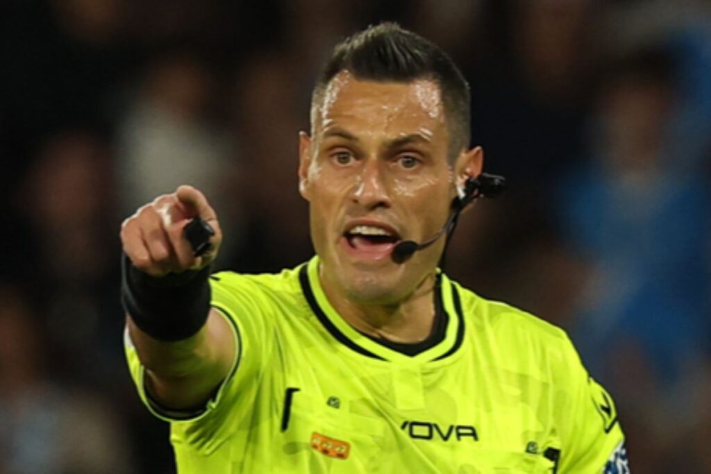 L’arbitro Maurizio Mariani durante Napoli-Inter 2025 allo Stadio Diego Armando Maradona.