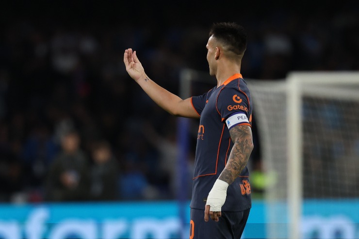 Lautaro Martínez, capitano dell’Inter, durante Napoli-Inter 2025 alza la mano verso la panchina del Napoli dopo un momento di tensione.