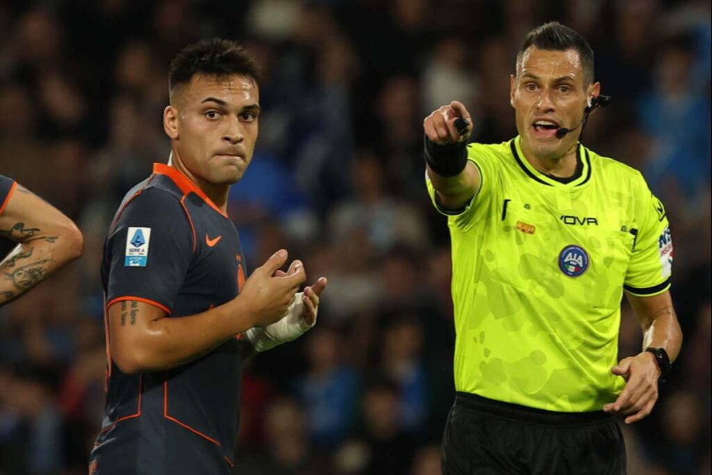 Lautaro Martínez discute con l’arbitro Maurizio Mariani durante Napoli-Inter 2025 allo Stadio Diego Armando Maradona.