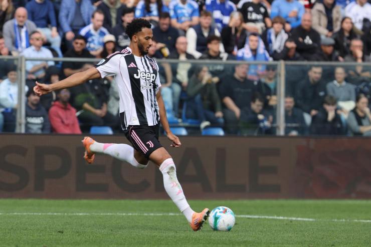 Lloyd Kelly prima di passare il pallone durante Como-Juventus Serie A 2025/2026