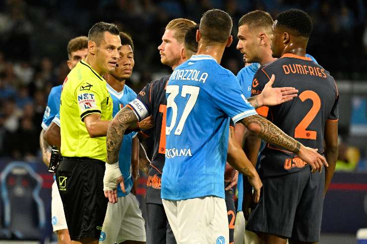 L’arbitro Mariani interviene per calmare i giocatori di Napoli e Inter durante un momento di tensione nella sfida di Serie A 2025/2026.