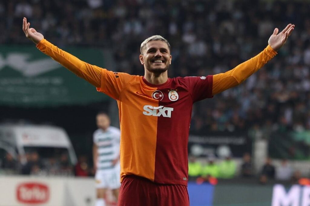 Mauro Icardi esulta a braccia aperte con la maglia del Galatasaray durante una partita di Süper Lig 2025/26.