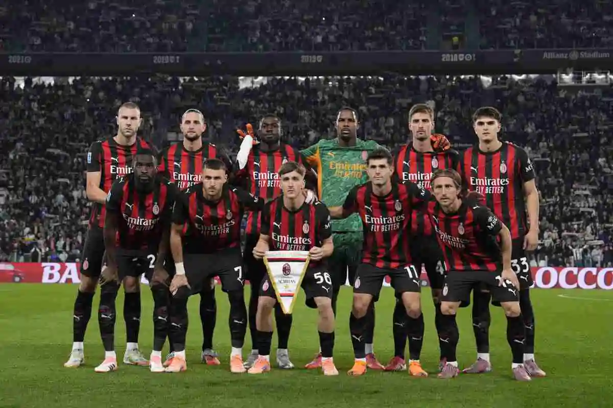 I calciatori del Milan posano per una foto prima del fischio d'inizio di una partita di Serie A