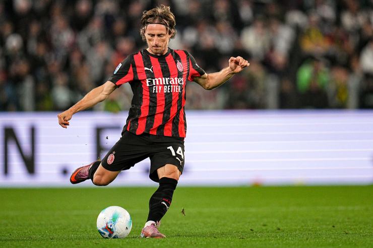 Modric in campo con la maglia del Milan