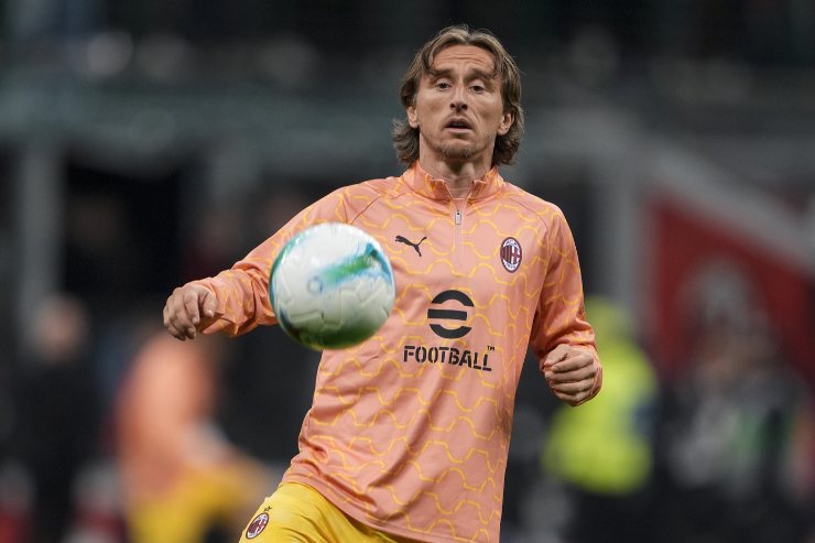 Modric durante il prepartita di Milan Fiorentina