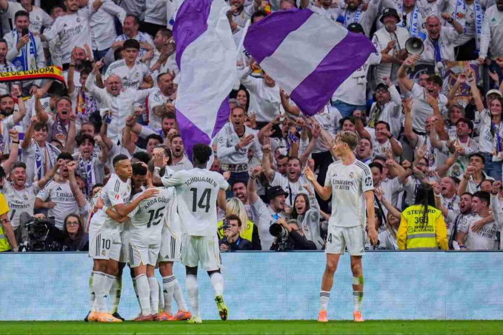 Il Real Madrid esulta al Santiago Bernabeu dopo aver segnato un gol
