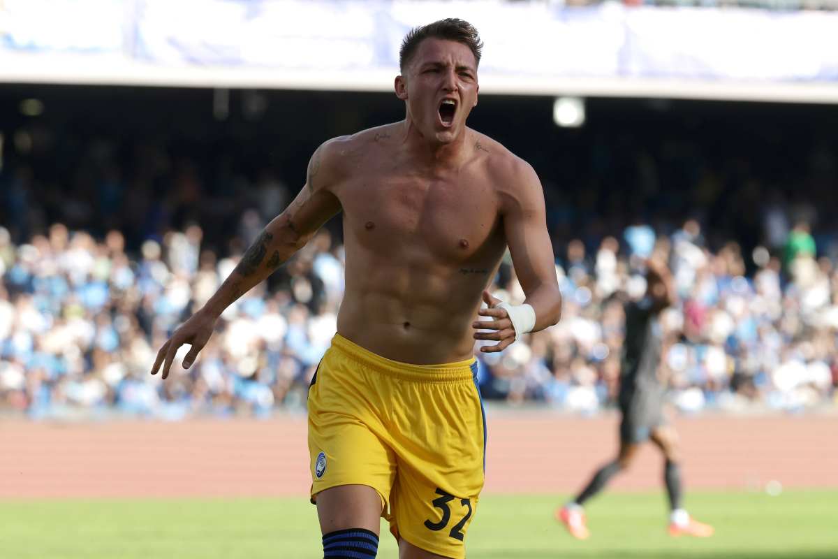 Retegui esulta dopo un gol con l'Atalanta in Serie a contro il Napoli nel 2024