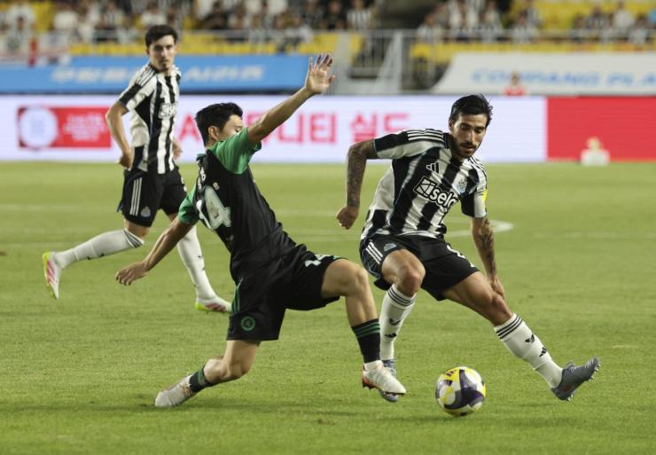 Sandro Tonali in campo con il Newcastle