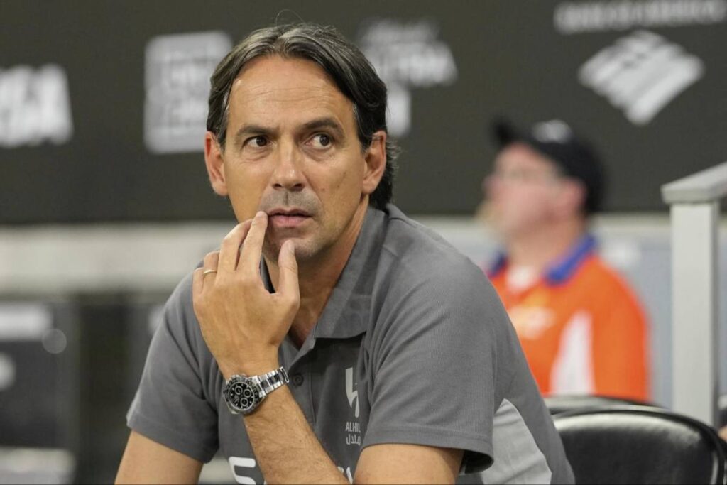 Primo piano di Simone Inzaghi in panchina con l'Al Hilal