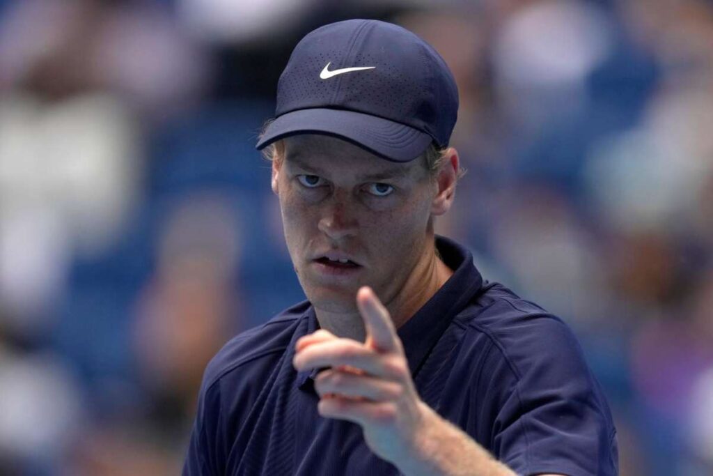 Jannik Sinner durante un match, concentrato e determinato sul campo nel 2025.
