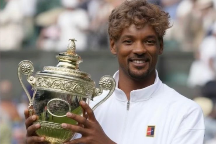Will Smith posa con un trofeo da tennis in un fotomontaggio ispirato a Jannik Sinner nel 2025.