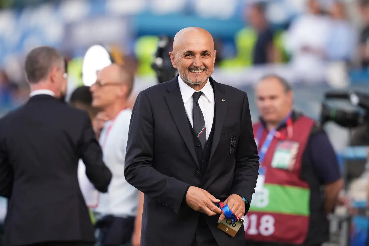 Luciano Spalletti sorride prima di una partita della Nazionale Italiana nel 2025, durante le qualificazioni europee.