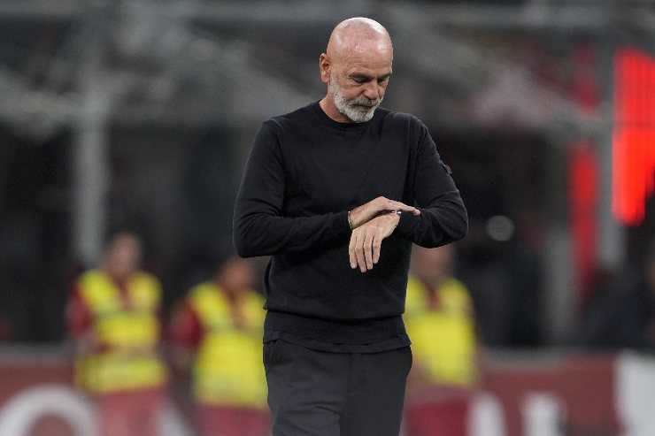 Stefano Pioli perplesso durante una partita di campionato allo stadio San Siro