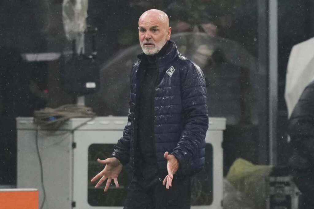 Stefano Pioli, allenatore della Fiorentina, nel corso del match contro l'Inter