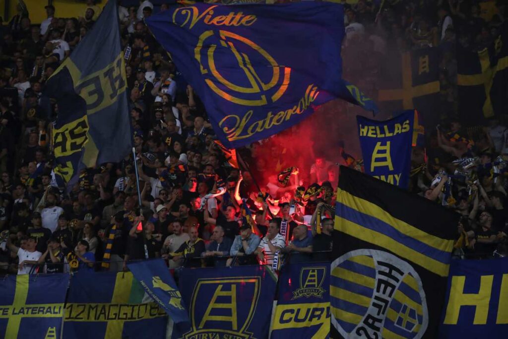 Tifoseria del Verona nel corso del match casalingo allo Stadio Bentegodi contro il Como