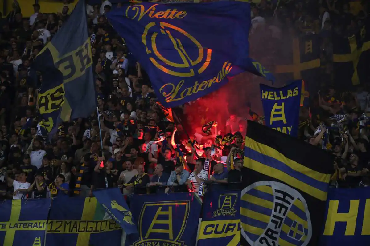 Tifoseria del Verona nel corso del match casalingo allo Stadio Bentegodi contro il Como
