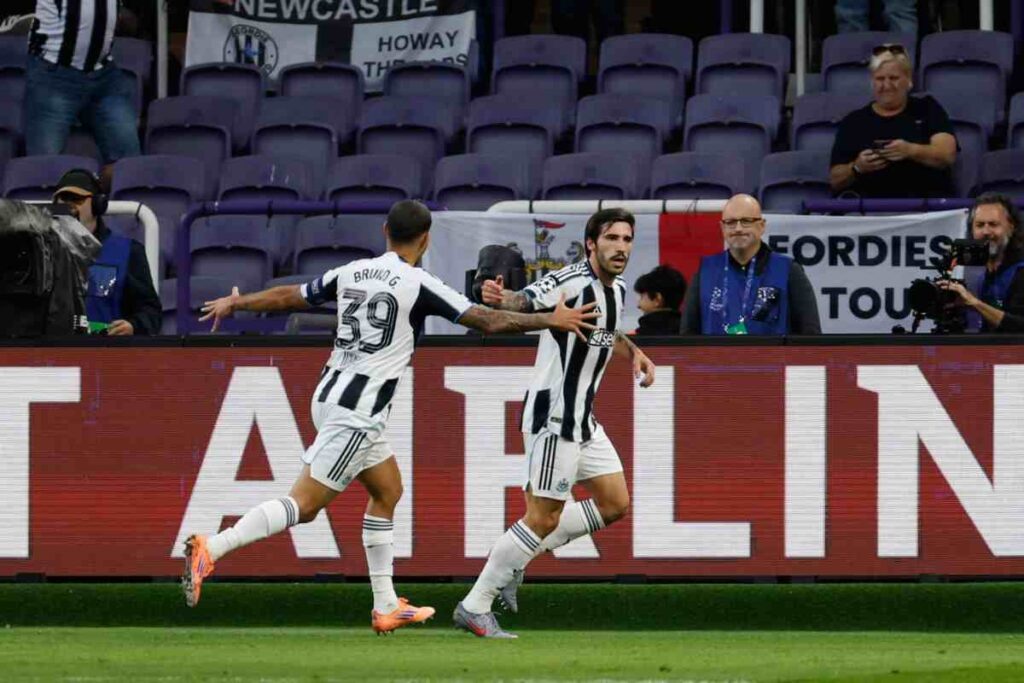 Sandro Tonali in campo con il Newcastle