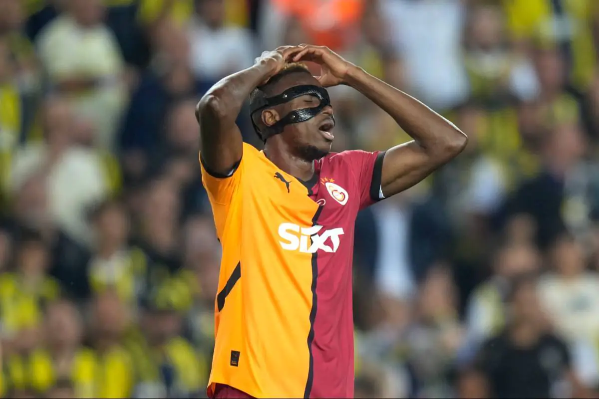 Victor Osimhen in campo per la partita di Super Lig 2024 contro il Fenerbahce