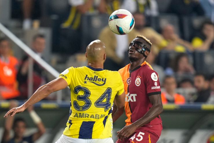 Victor Osimhen durante la partita contro il Fenerbahce in Super Lig 2024
