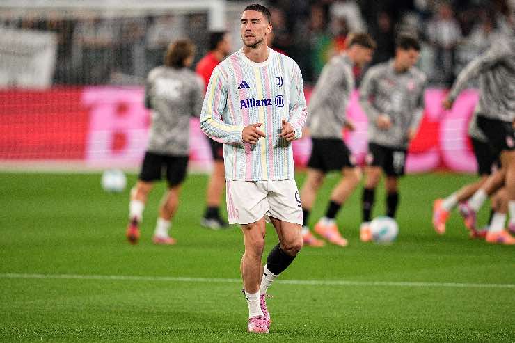Dusan Vlahović si riscalda con la Juventus prima di una partita di Serie A 2025/26 all’Allianz Stadium di Torino.