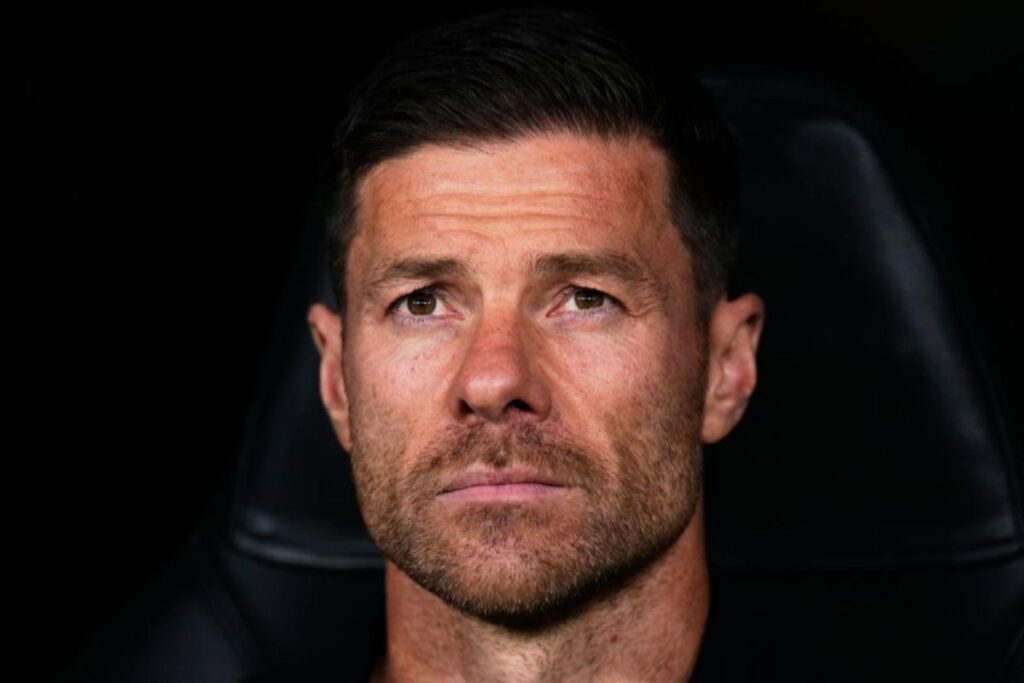Xabi Alonso in panchina prima della gara di Champions League 2025 contro la Juvenus