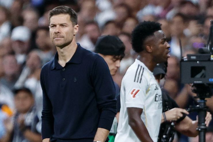 Xabi Alonso e Vinicius dopo la sostituzione nel Clasico