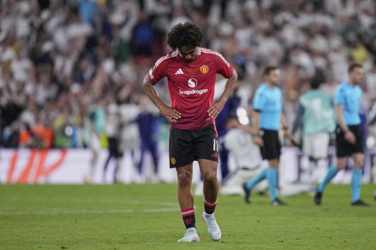 Zirkzee in campo con il Manchester United