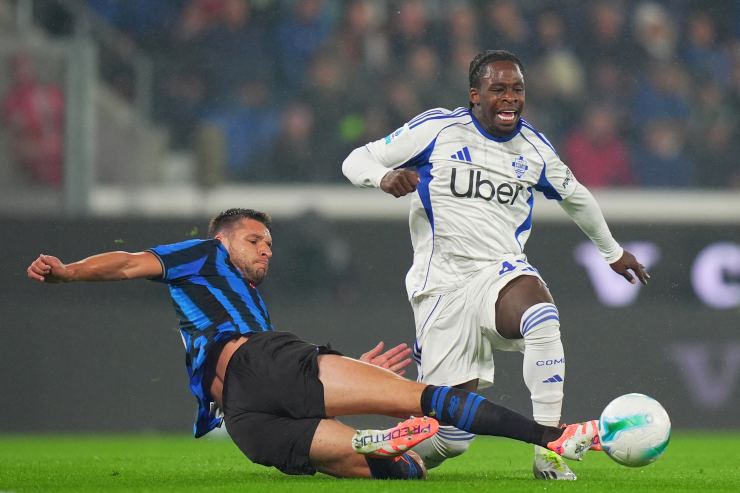 Addai in contrasto con Djimsiti durante l'ultimo incontro tra Atalanta e Como