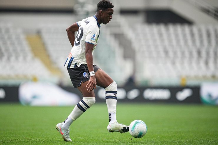 Ahanor gestisce palla in campo con indosso la maglia dell'Atalanta