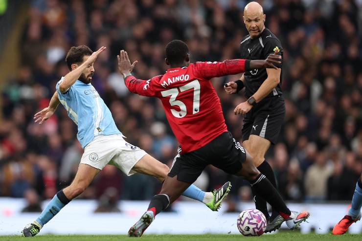 Mainoo in contrasto con Bernardo Silva durante l'ultimo incontro tra Manchester City e Manchester United