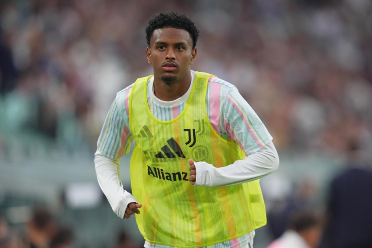 Cabal durante il riscaldamento con indosso la pettorina della Juventus