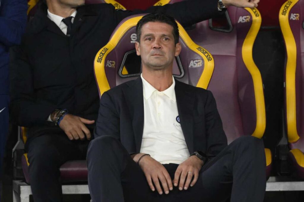 Cristian Chivu, allenatore dell’Inter, seduto in panchina durante una partita di Serie A 2025/26.