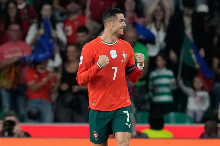 Cristiano Ronaldo sorride ed esulta dopo il gol del Portogallo contro un avversario nelle qualificazioni ai Mondiali 2026.