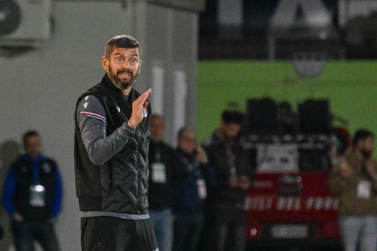 Massimo Donati gesticola e dà indicazioni ai giocatori della Sampdoria nel 2025, durante una partita serale di Serie B.