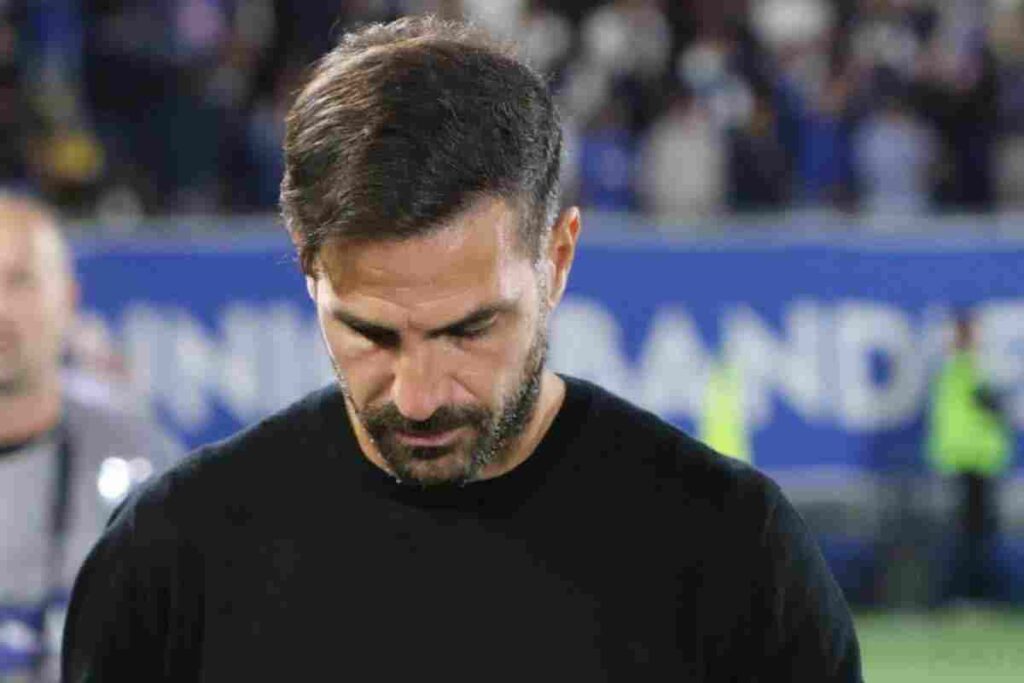 Fabregas sconsolato con la testa china a bordo campo