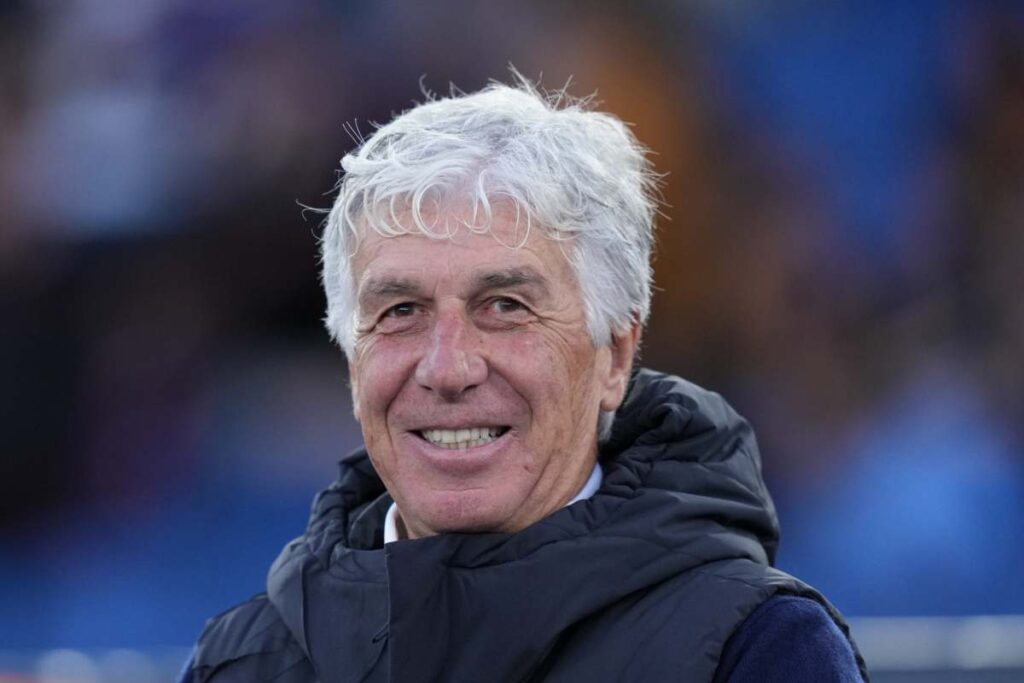 Gasperini sorridente a bordo campo