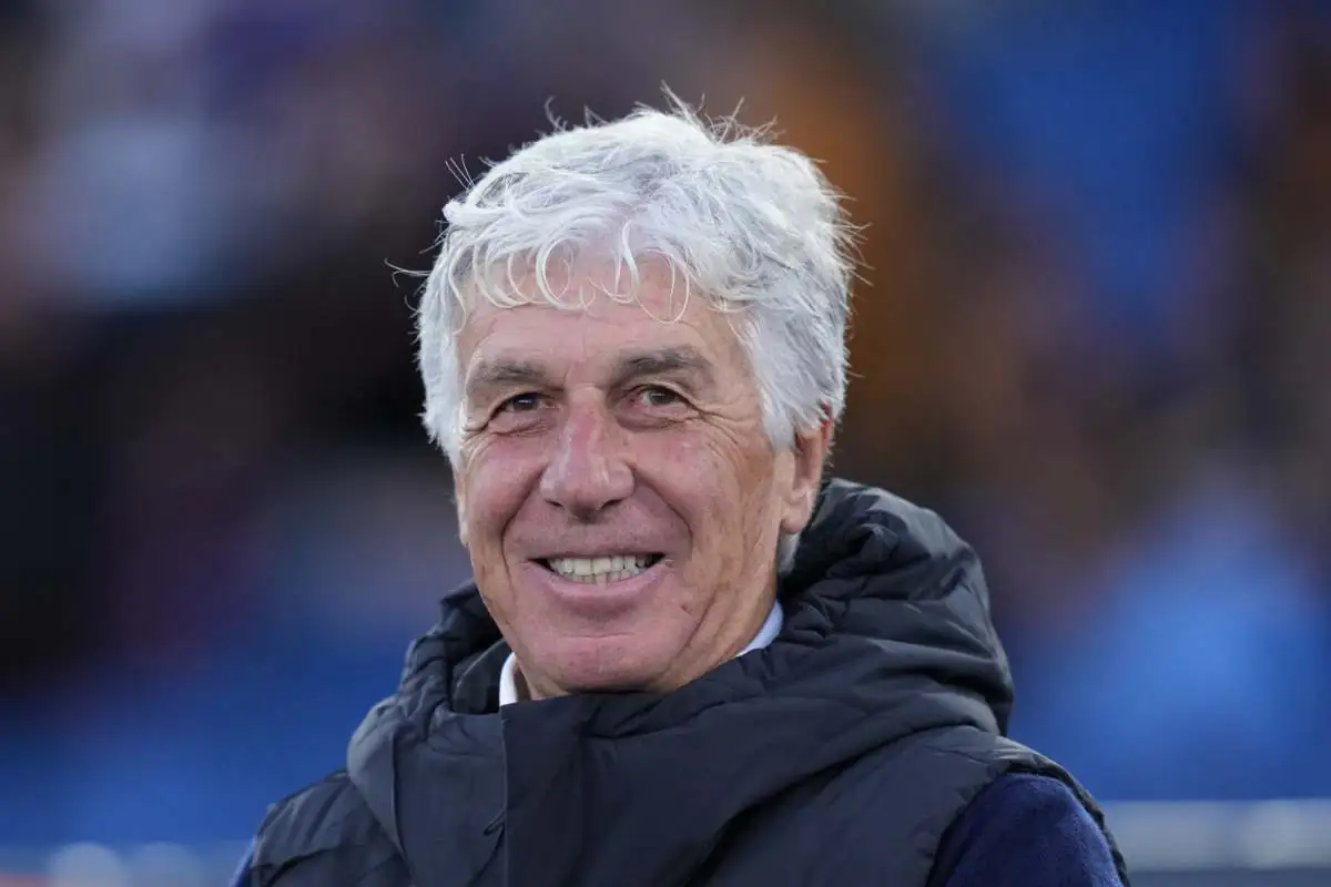 Gasperini sorridente a bordo campo