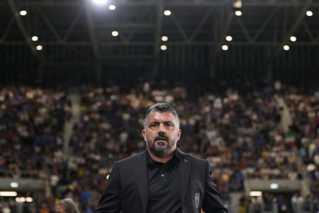 Gattuso a bordo campo con gli abiti della Nazionale