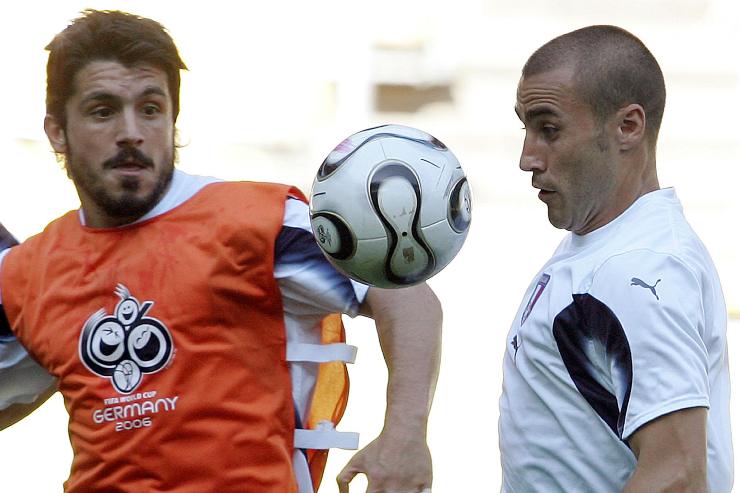 Cannavaro e Gattuso si contendono il pallone in allenamento con la nazionale nel 2006