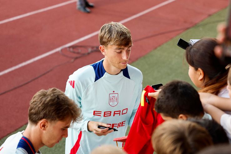 Huijsen immortalato mentre dispensa autografi durante il ritiro con la Spagna