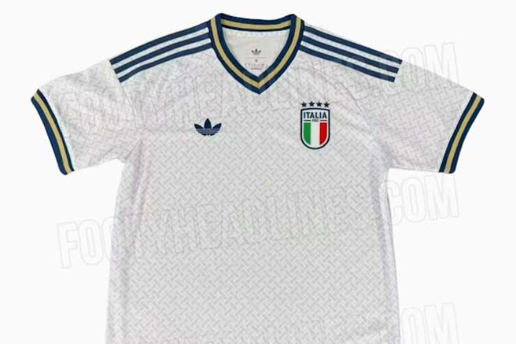 Nuova maglia bianca da trasferta dell’Italia 2026 firmata Adidas, con colletto blu e dettagli oro, ispirata agli anni ’80.