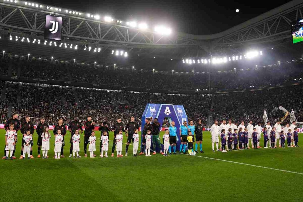 Le squadre schierate in campo all’Allianz Stadium prima del match di Serie A 2025, con lo stadio gremito e l’atmosfera delle grandi occasioni.