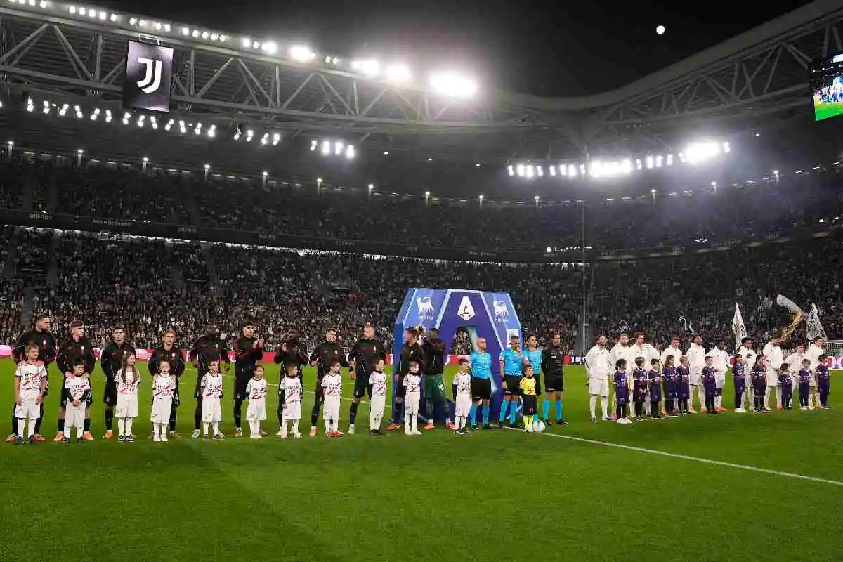 Le squadre schierate in campo all’Allianz Stadium prima del match di Serie A 2025, con lo stadio gremito e l’atmosfera delle grandi occasioni.