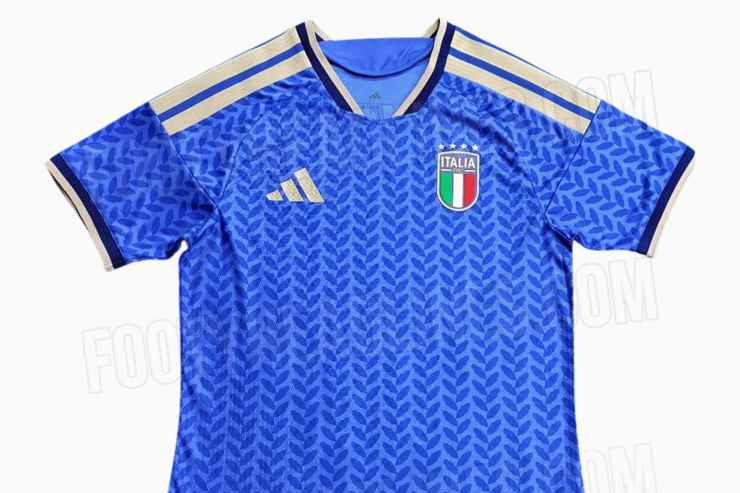Nuova maglia azzurra della Nazionale Italiana 2026 firmata Adidas, versione home con dettagli dorati e design moderno.