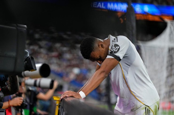 Mbappé accovacciato sui tabelloni pubblicitari