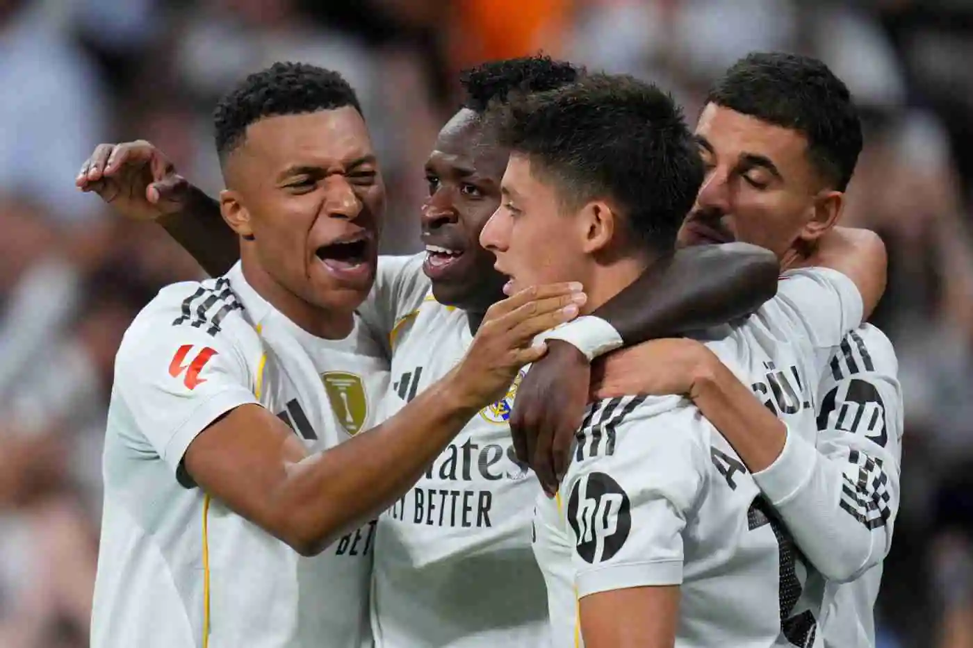 Giocatori del Real Madrid esultano dopo un gol durante la stagione 2025/2026, con Vinicius Junior al centro del gruppo.