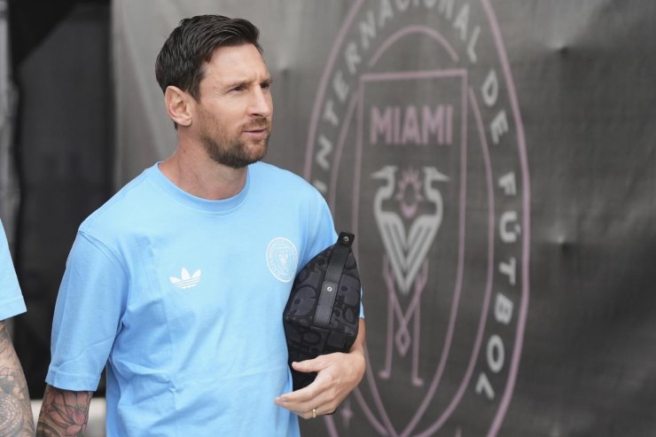 Lionel Messi arriva allo stadio con la divisa dell’Inter Miami prima di una partita di MLS.