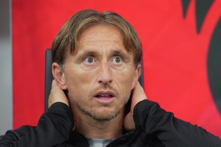 Modric si tocca i capelli seduto in panchina