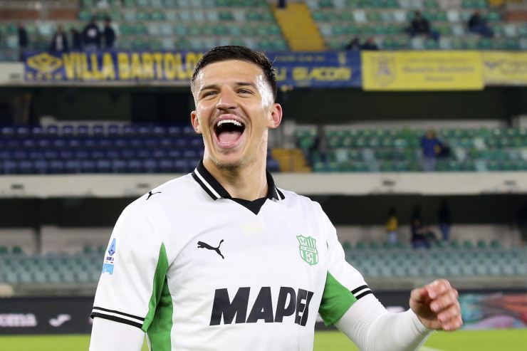 Muharemovic sorridente in campo con indosso la maglia del Sassuolo